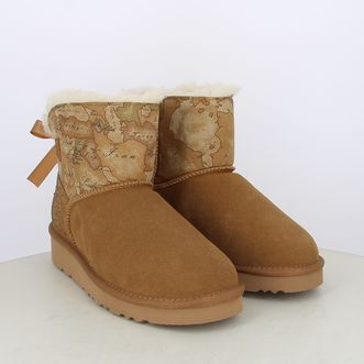 Stivaletti da donna fluffy con dettagli geo classic