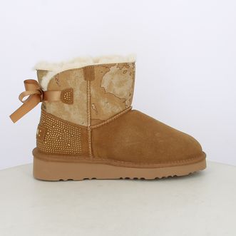 Stivaletti da donna fluffy con dettagli geo classic